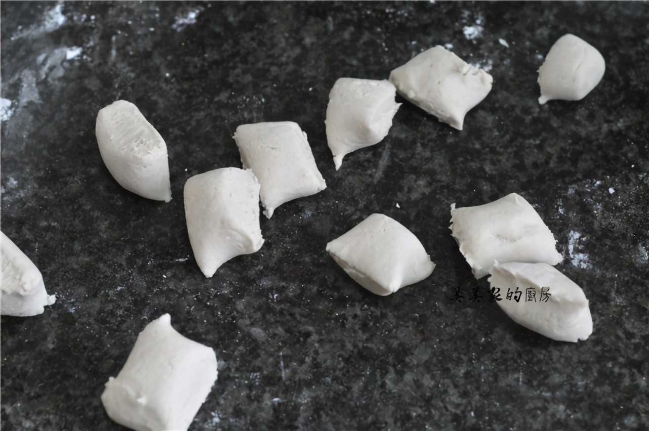 天热吃饺子，不如煮鱼鱼，不用面粉柔软Q弹，儿子一口气吃两碗