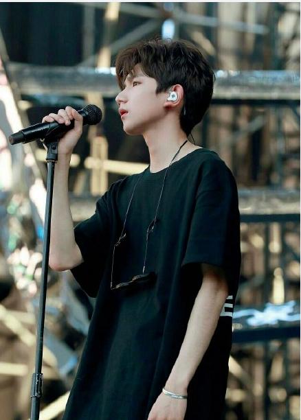 易烊千玺侧颜红光照坐地上,易烊千玺最惊艳的颜