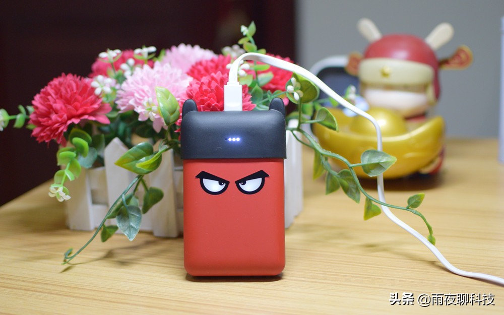 双输出、性能澎湃、魔力十足：爱国者小魔兽MS100移动电源