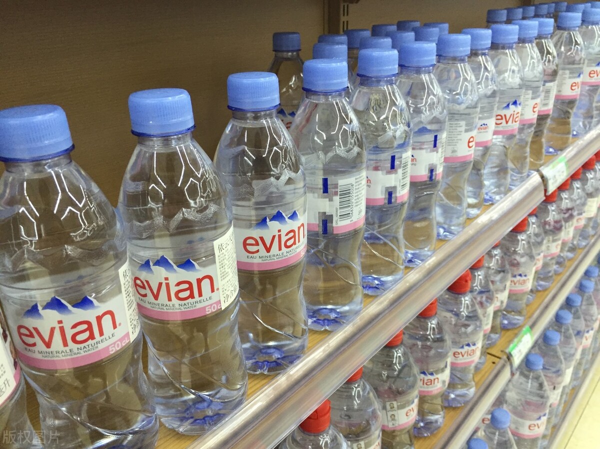 依云矿泉水纪念版,1500块钱一瓶左右的依云矿泉水