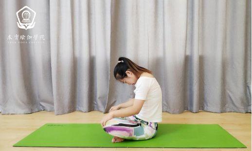 求实瑜伽丨驼背影响美观怎么办?瑜伽理疗来帮忙