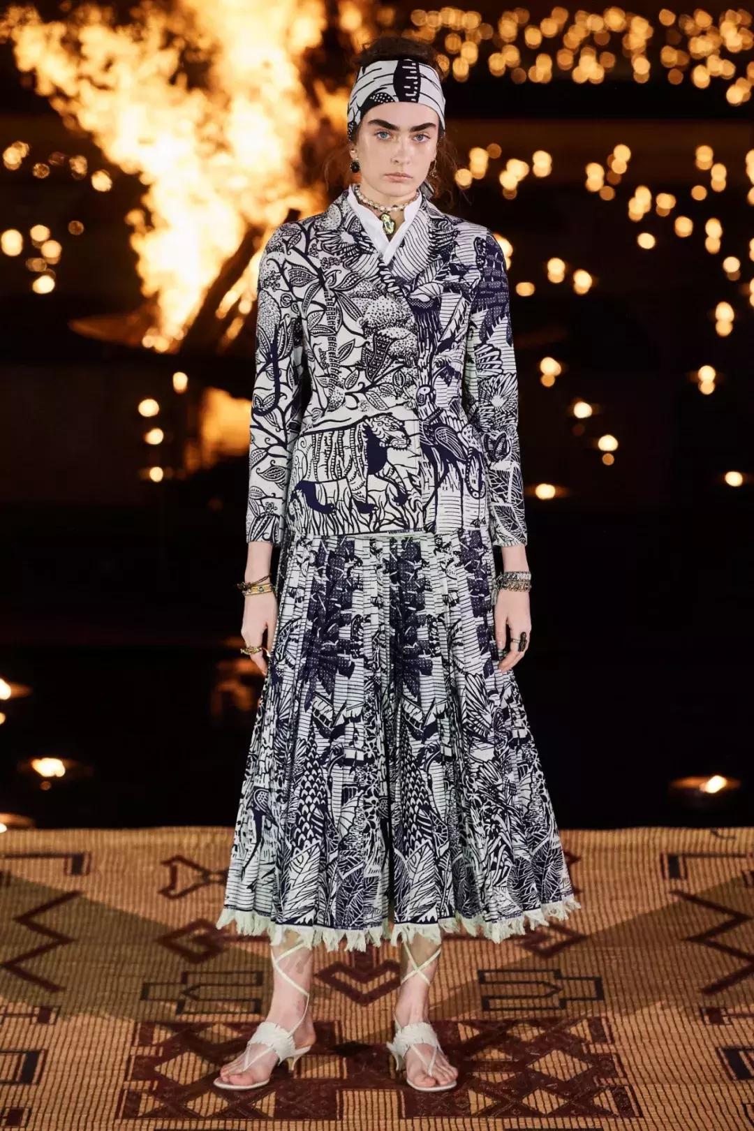 在摩洛哥皇宫，穿拖鞋看秀，是什么体验？