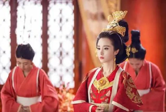 老皇帝刚驾崩,13岁太子便临幸后妈,却阴差阳错造就一千古明君