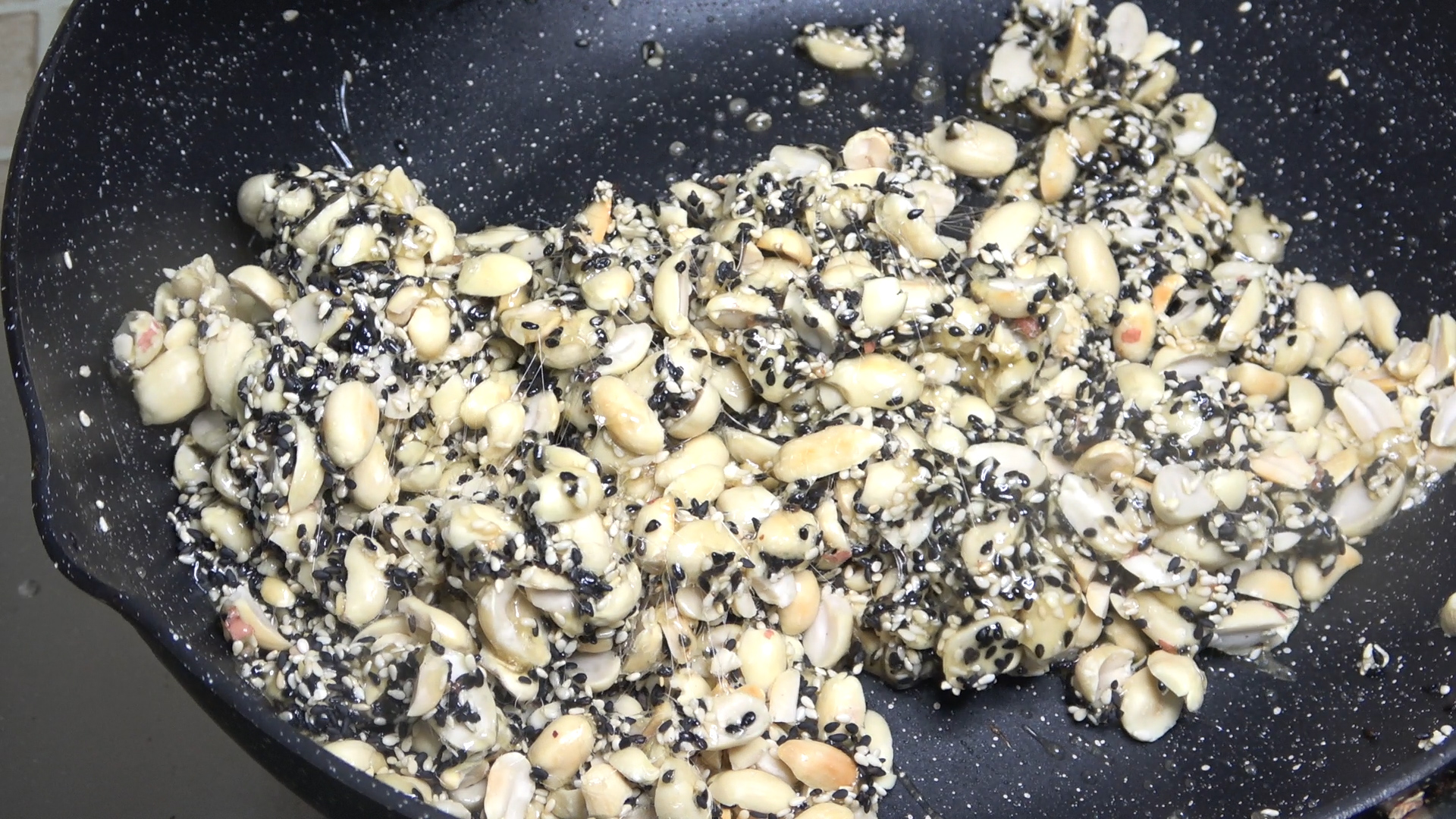 芝麻花生糖不用买,大厨教你在家做,简单易学,香甜酥脆不发硬