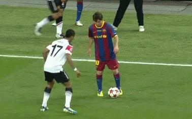 实况足球手游梅西精彩过人集锦,足球梅西过人技巧