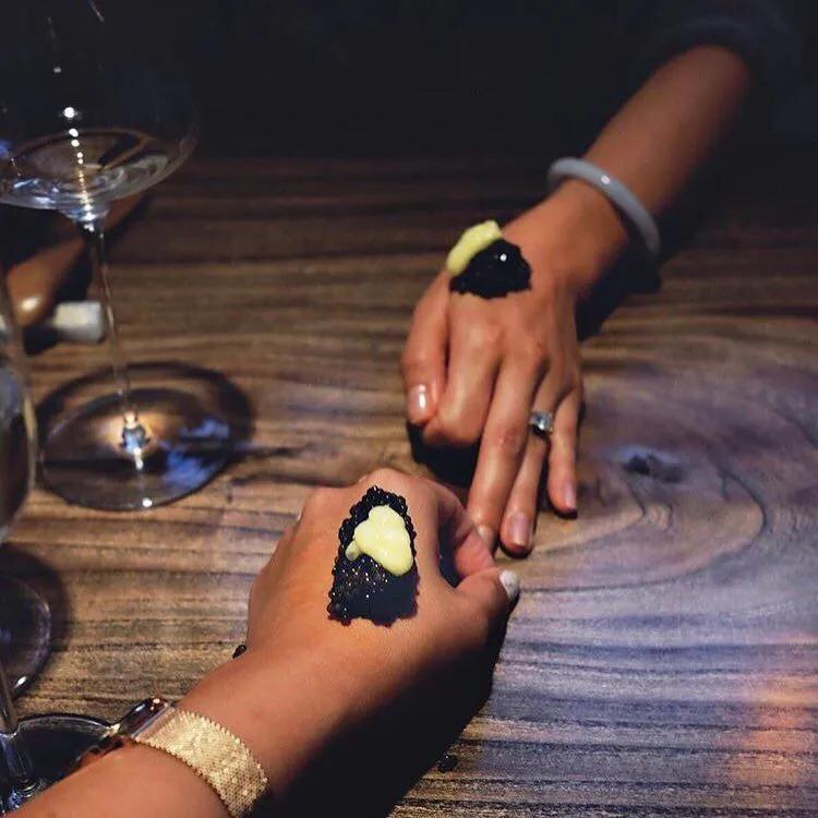 21万一罐的!亿万富翁们的饕餮盛宴,鱼子酱为什么在手背上吃?