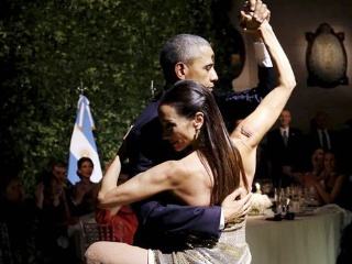 口渴喝水不解渴嘴很干血糖也不高,口渴血糖又不高尿又多怎么回事