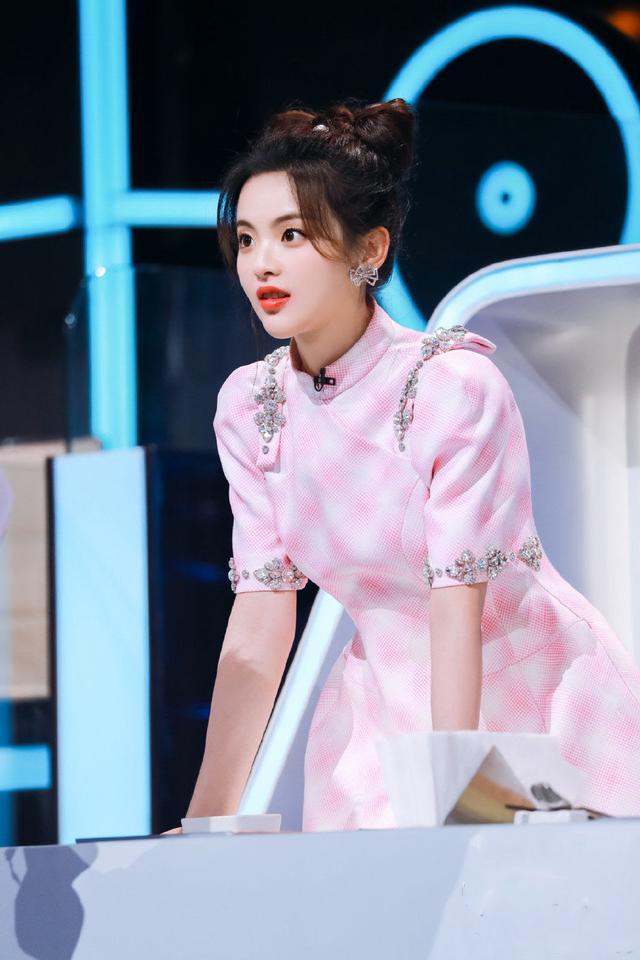 杨超越机场旗袍裙照片,杨超越综艺制服照片