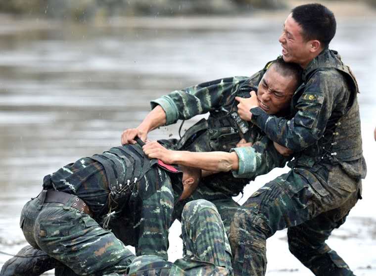 配乐诗朗诵《特别的图案》——读特战团疤痕荣誉墙