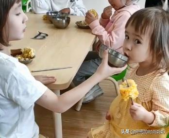 幼儿园小班宝宝误入大班,立马享受国宝般待遇,老师被萌翻