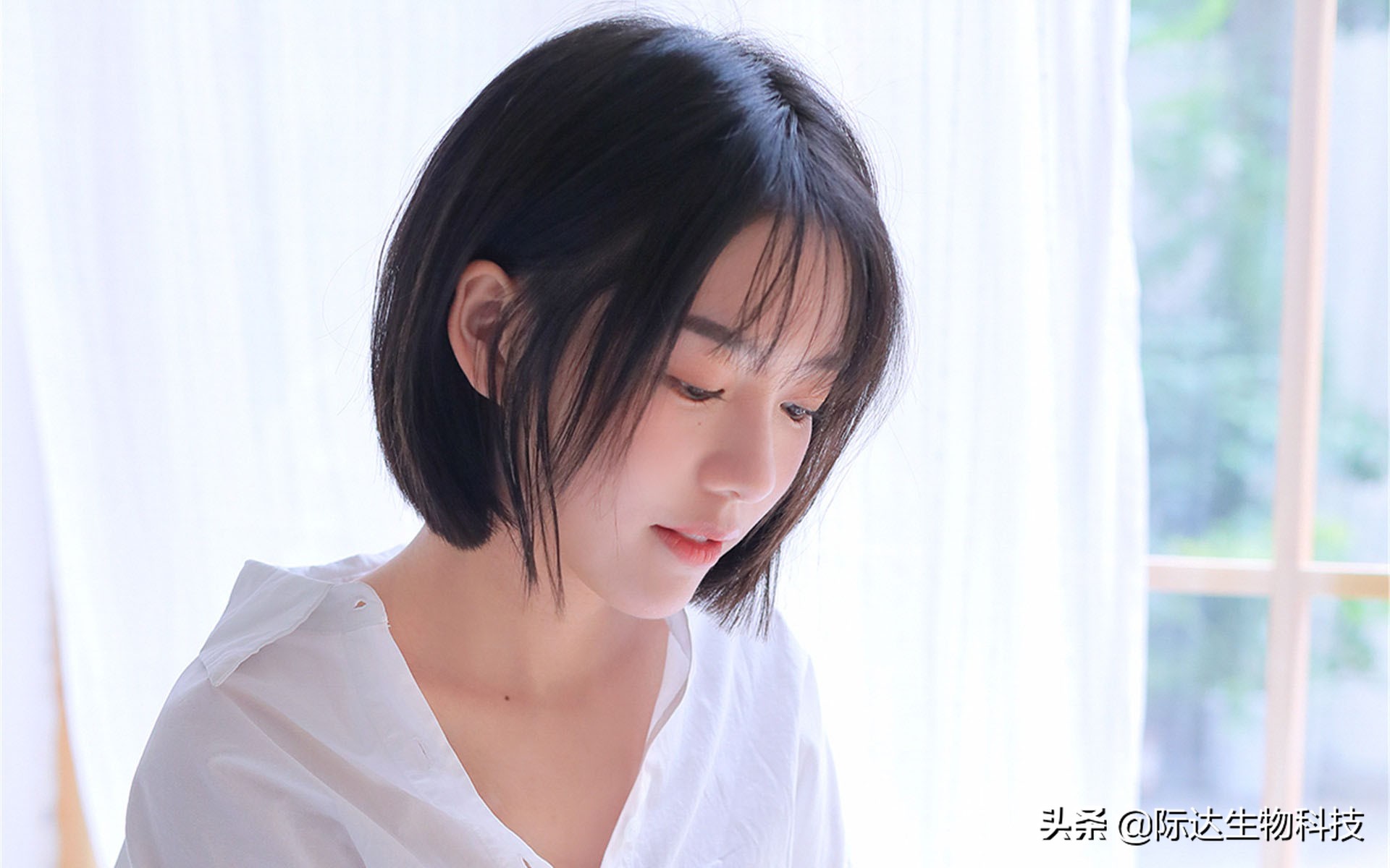 叮咚!你的眼部肌肤已欠费!再不护理,将影响正常使用…