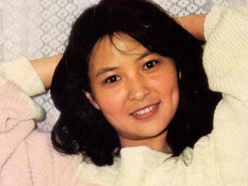 62岁李羚老年好洋气,穿驼色大衣搭旗袍端庄文雅,真是美到老呀