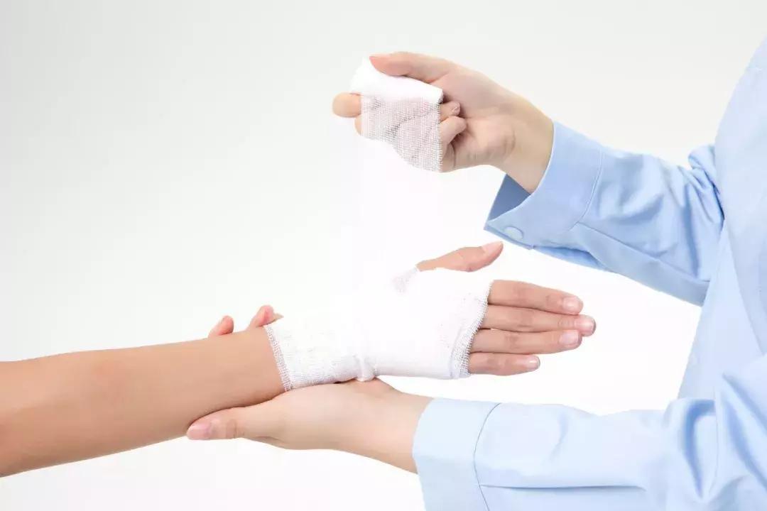 得了糖尿病的并发症如何治疗啊,得了糖尿病应该注意哪些事项