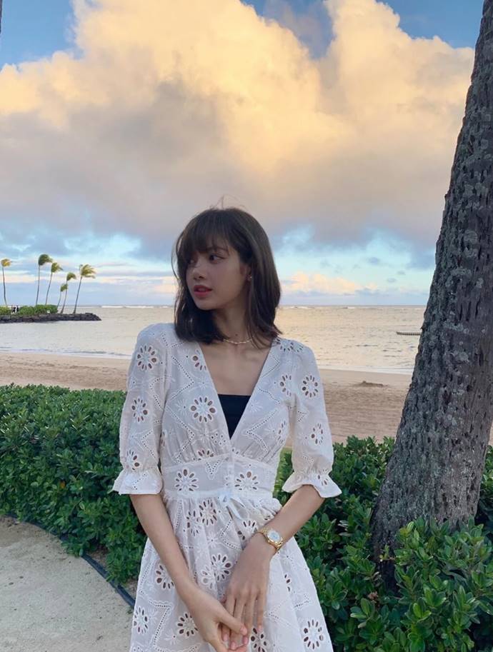 lisa穿搭牛仔裤,人间芭比lisa穿皮衣