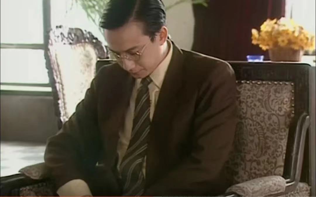 咖色格纹西装内搭推荐,格纹西装怎么穿不老气