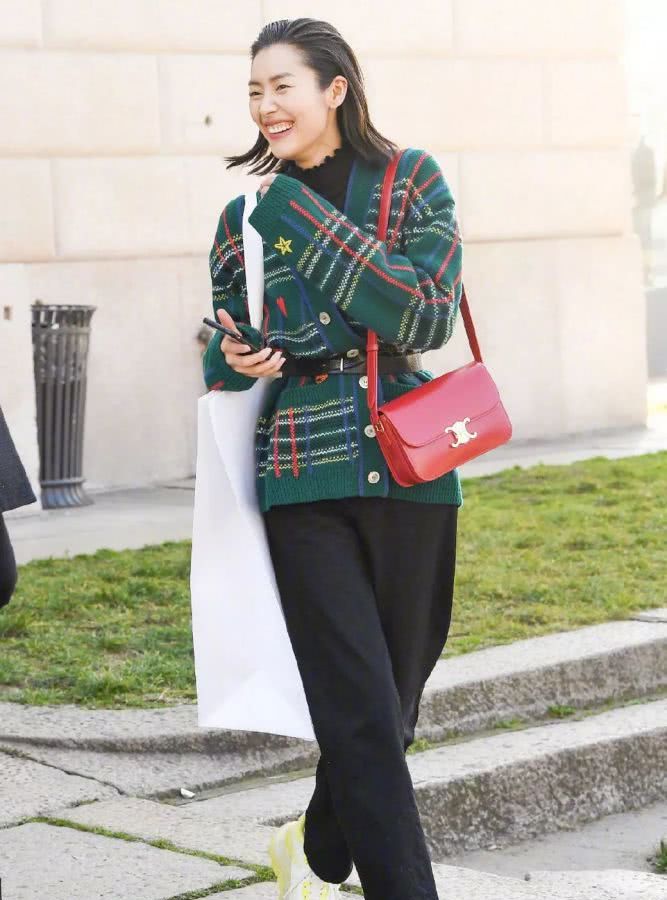 追了《爱的迫降》这么久，我终于看到一只想买的包了