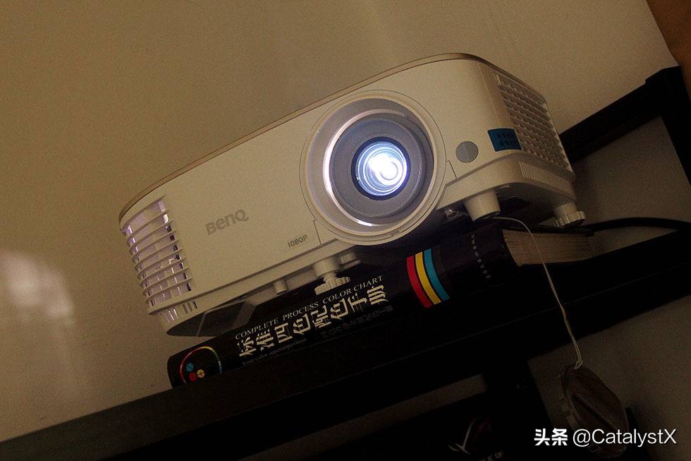 明基i707投影仪配什么幕布,明基i707投影仪如何全屏