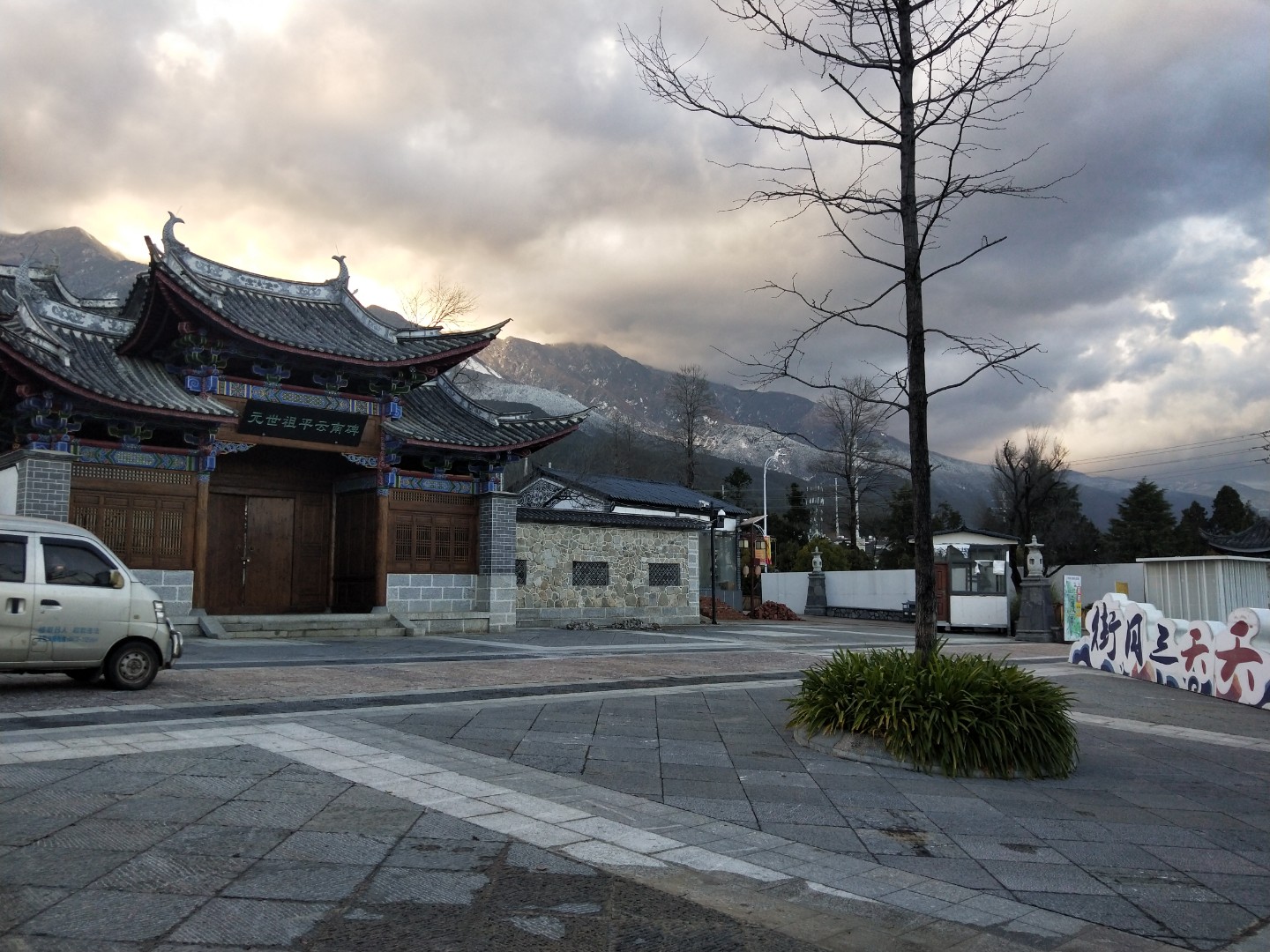 自驾房车小姐姐,一个小姐姐拖挂房车旅行生活视频