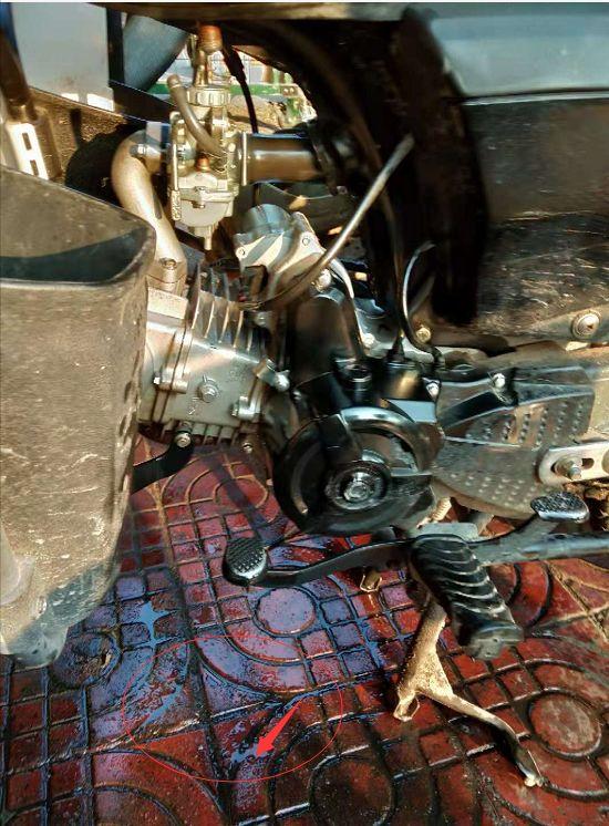 一辆100骑式摩托车，加汽油后车辆会熄火，排气管冒蓝烟