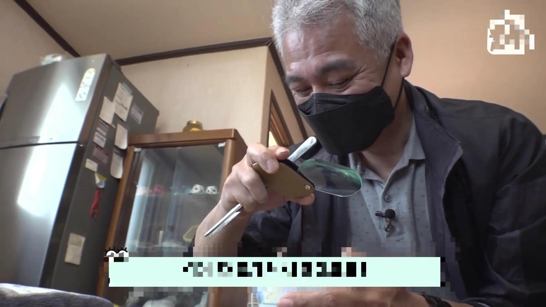 男人被蜘蛛缠身,男人被蜘蛛困住