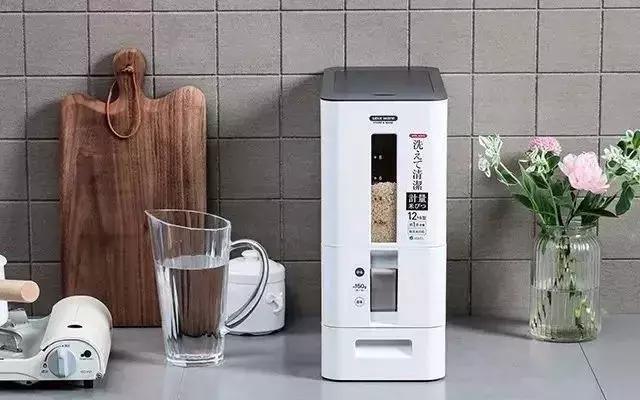 橱柜里放碗,放在橱柜里哪款米桶好用