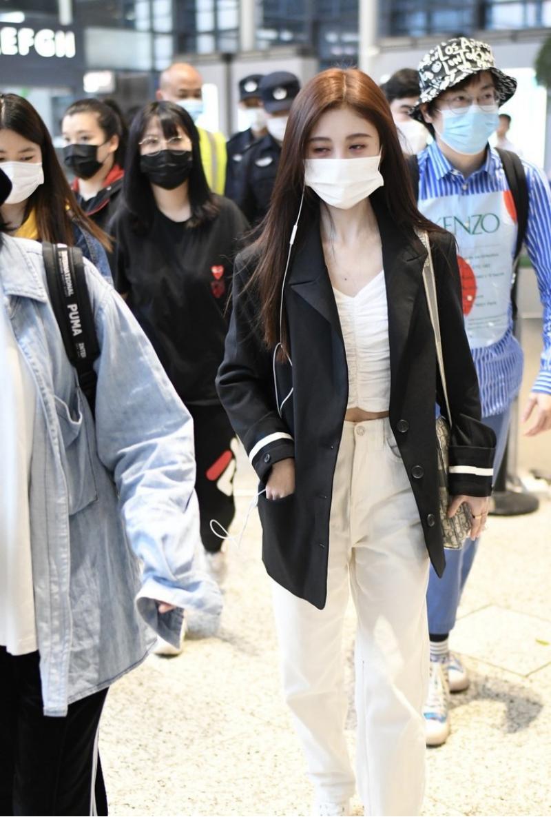 鞠婧祎锁骨有痣,鞠婧祎锁骨下有痣