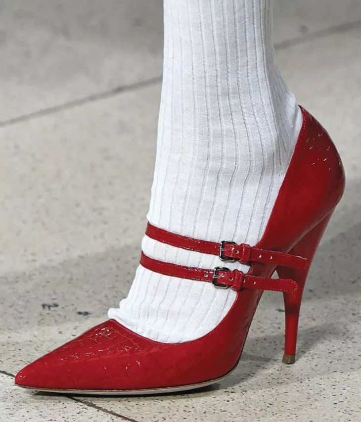 鞋柜必备这4双小白鞋百搭又时髦,复古英伦风玛丽珍鞋怎么搭配