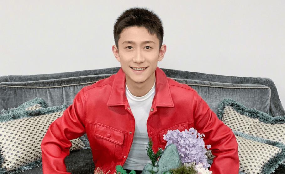 张一山开车完整视频,张一山开跑车视频