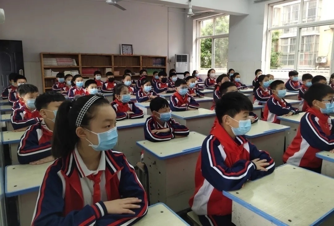 雪峰小学开学第一天的视频,桃源小学开学第一天