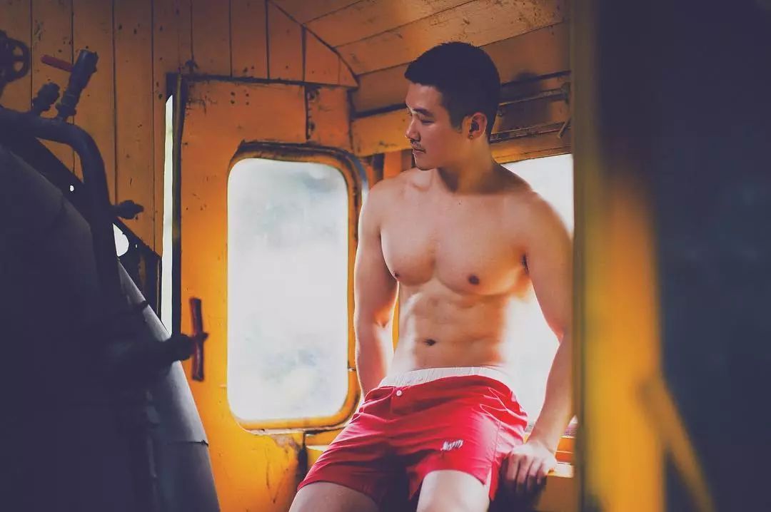 大学毕业生发传单,被精英男*养包**!