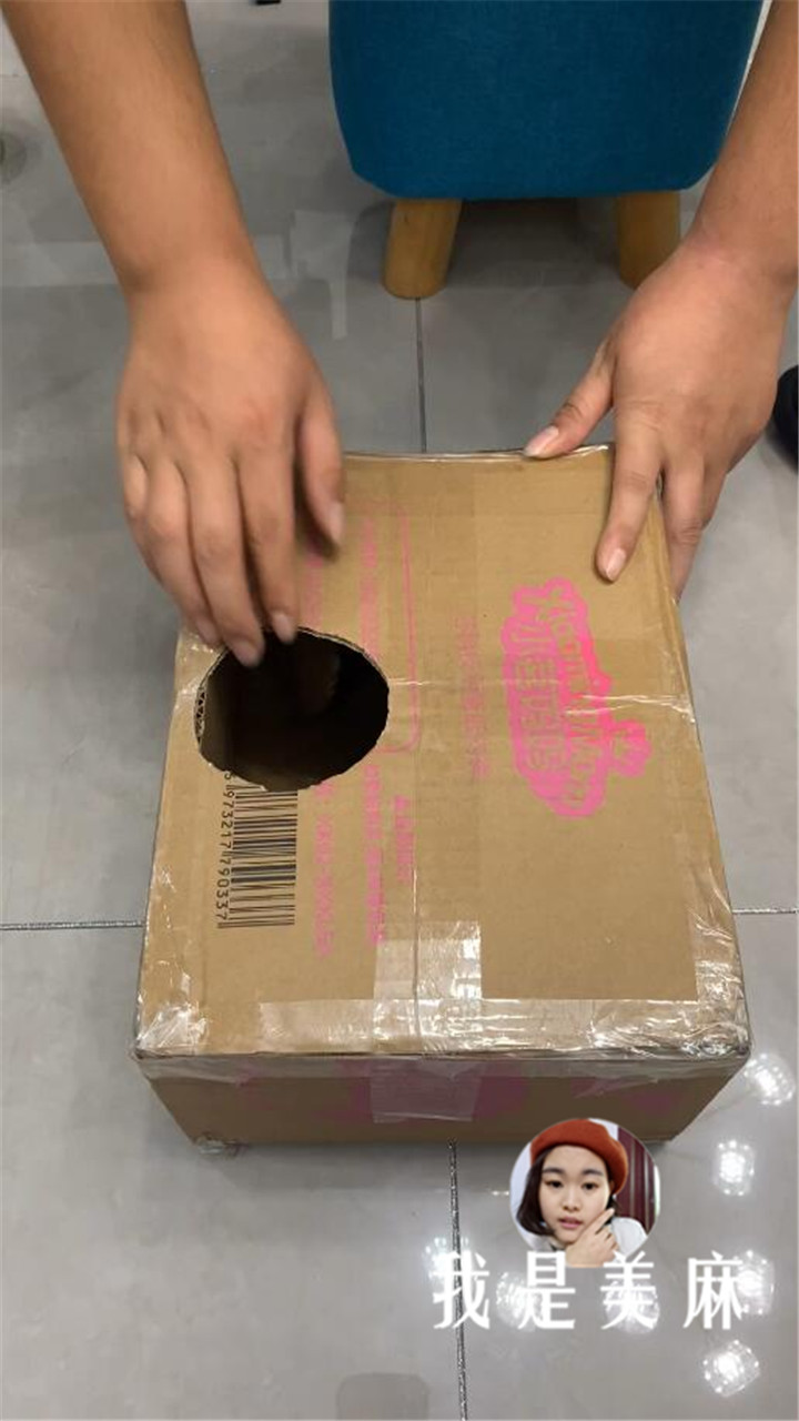 爸爸用快递纸箱做个大公鸡,孩子不停地跳来跳去,就像下蛋一样