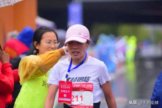 何引丽递国旗魏静后续,央视何引丽递国旗志愿者魏静