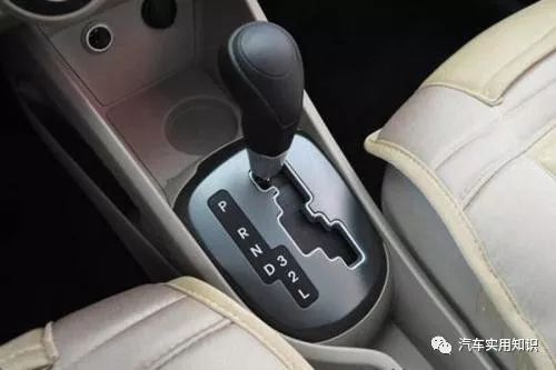 d挡切换到s挡需要踩刹车吗,行驶中从d挡直接换到p挡会怎样