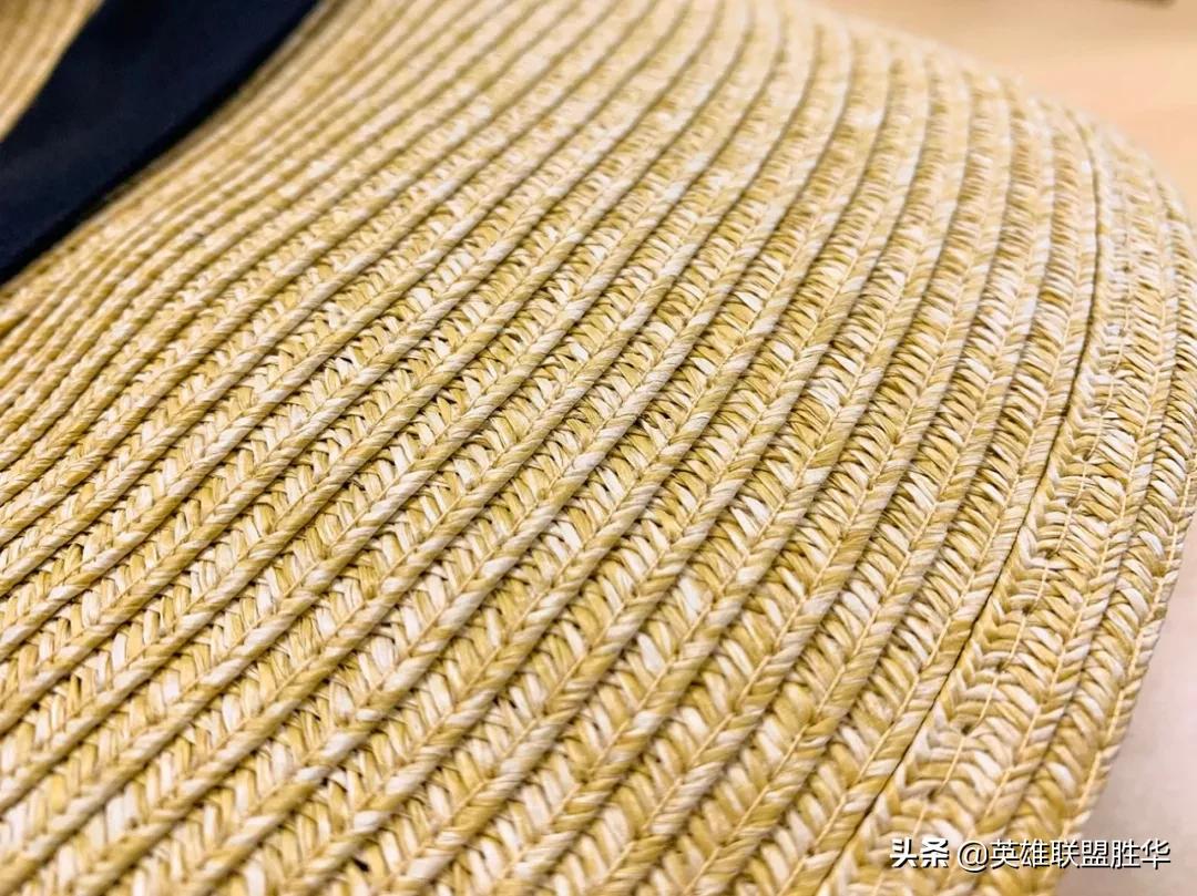 再说一次：女人一旦40，出门戴帽子，瞧下图，40像20，谁戴谁美