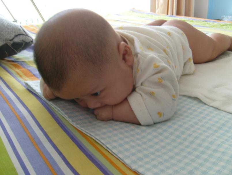 宝宝变成了大头蛙,宝宝会翻身后喜欢趴着睡怎么办