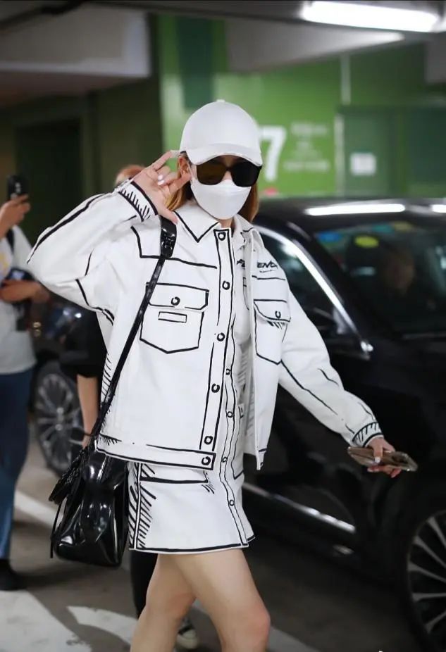 戚薇太个性，嫌领带太长直接剪一半，双丸子头炸毛了