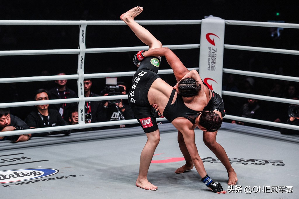 摔跤吧爸爸3次比赛半决赛,摔跤吧爸爸女儿第一次摔跤