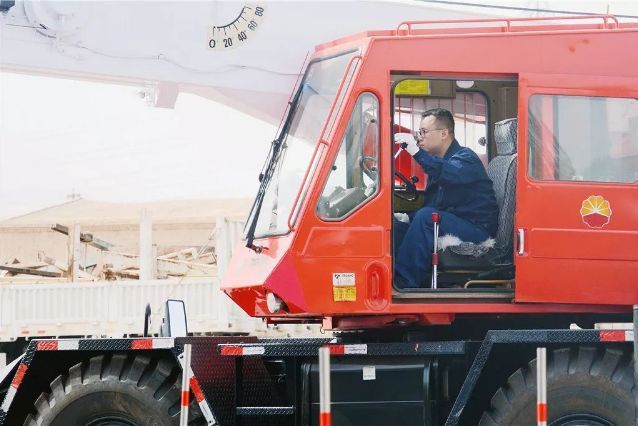 开吊车月入3万,开吊车赚钱