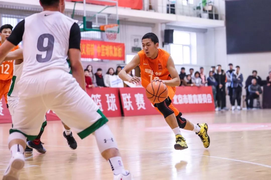 新·十六强齐亮相高中赛场惊现*力暴**隔扣丨18-19耐克高中联赛