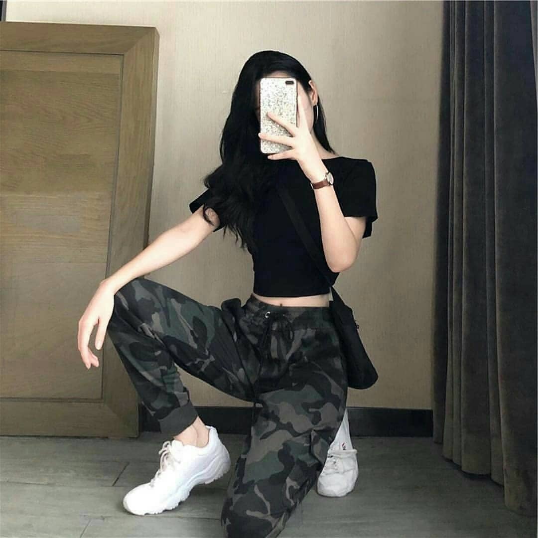 还在穿阔腿裤的你可能不知道,时髦精都悄悄穿起了束脚裤和背带裤