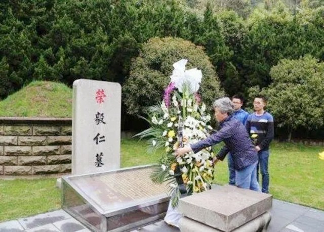 荣毅仁相伴70年的妻子，亲自为丈夫擦皮鞋，96去世与丈夫共葬