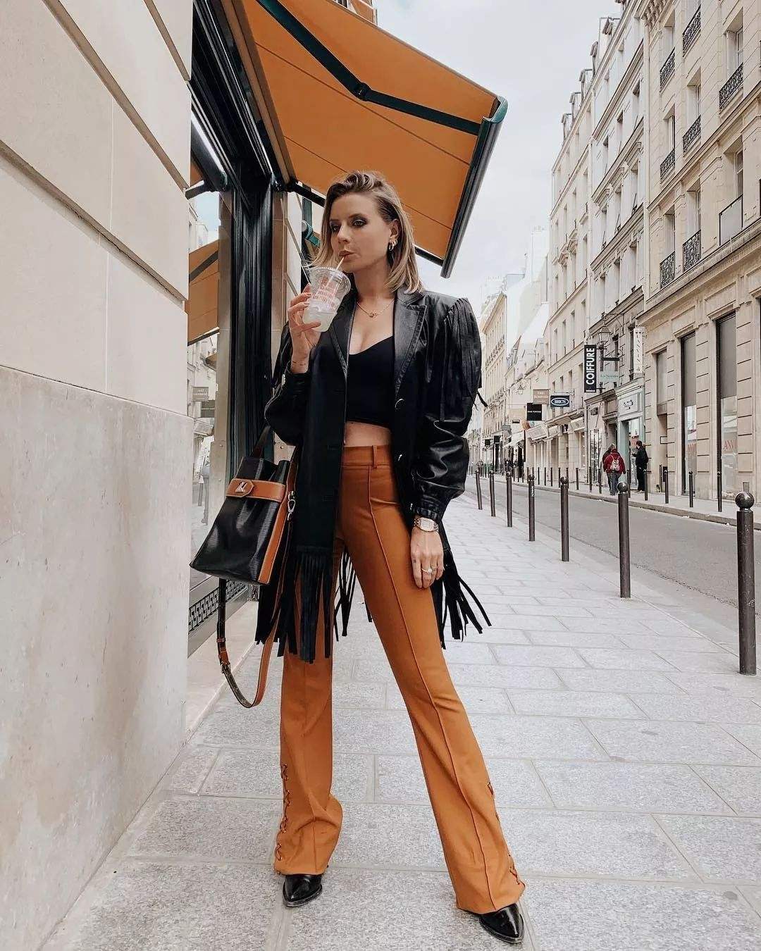 阔腿裤和喇叭裤哪个更时尚 (阔腿裤垂直感开叉喇叭裤)