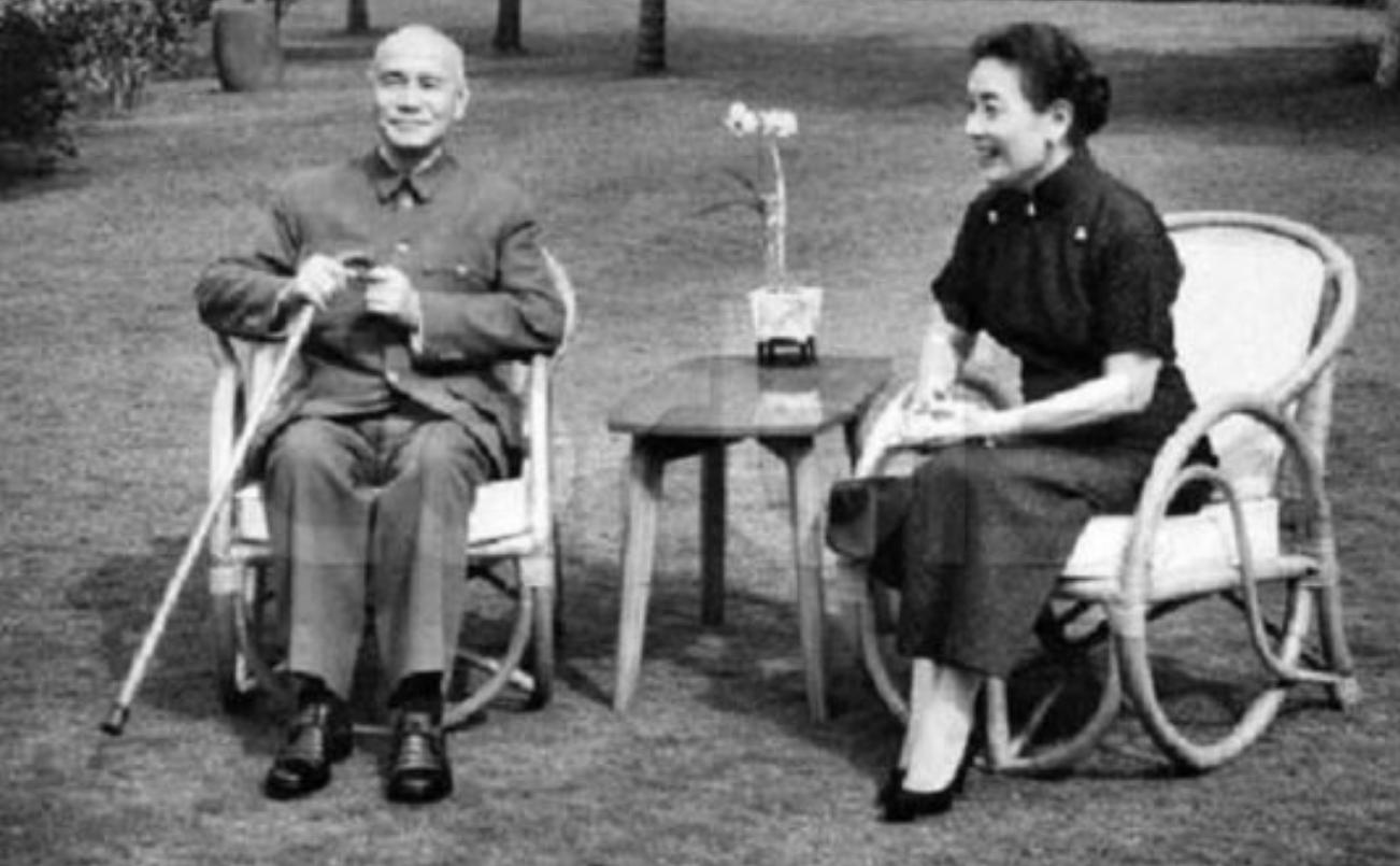 蒋介石晚年秘闻:遭飞来车祸,肛肠出血尿血,死因或与宋美龄有关