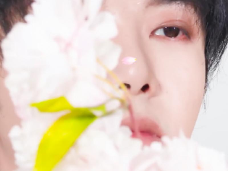 有种“整容”叫华晨宇拿花,本以为会影响颜值,却帅出新高度!