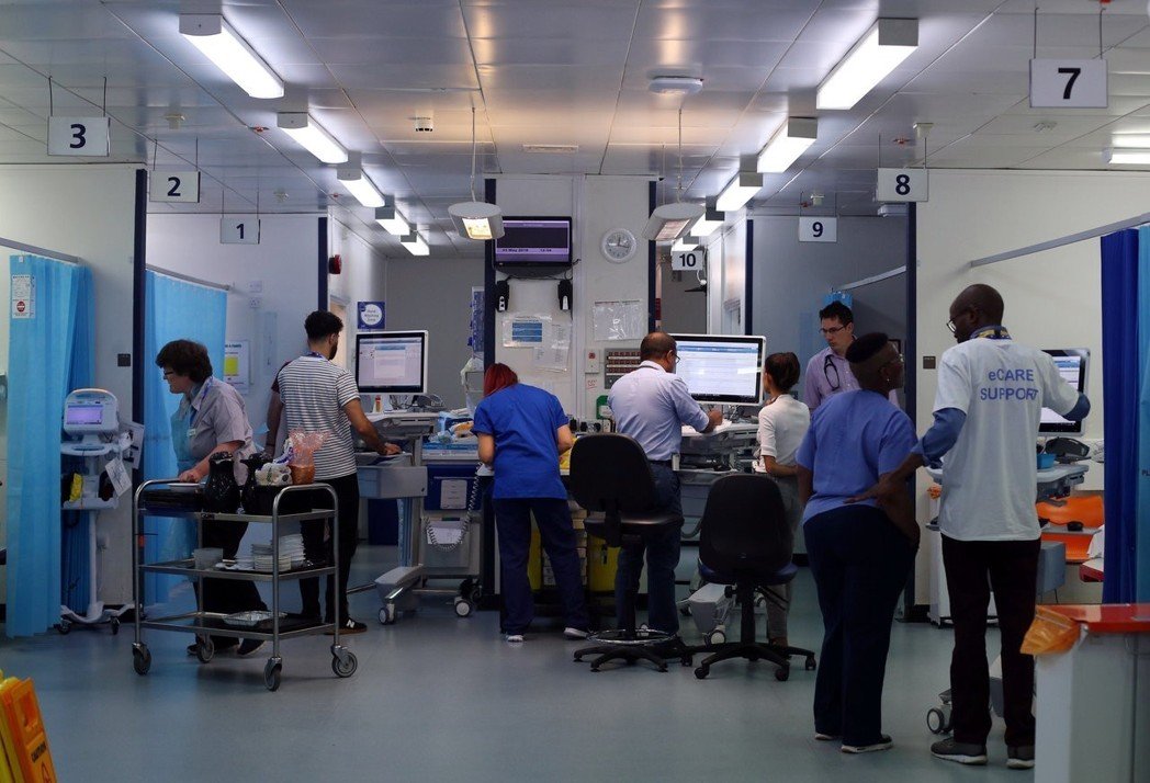 手机上网隔空看诊?英国具争议性的“远距医疗”