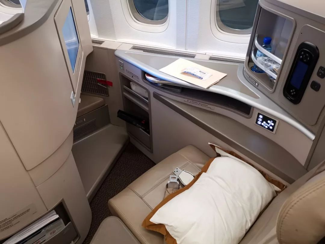 东航南航经济舱对比,东航南航公务舱休息室