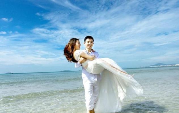 凯迪拉克尾随迪奥婚庆车队，横幅字字珠心，求新娘心理阴影面积