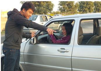 学车怎么跟女教练搞好关系,新手练车找个好教练很重要