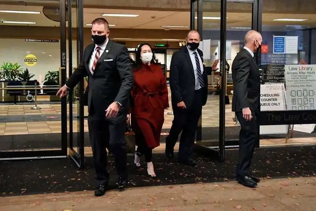 瀛熸櫄鑸熺櫧鑹茶タ瑁呰,瀛熸櫄鑸熺┛鎼皬榛戣