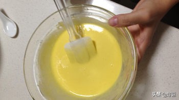 电饭煲蛋糕做法不用蛋糕粉打蛋器,用红丝绒蛋糕预拌粉做电饭煲蛋糕